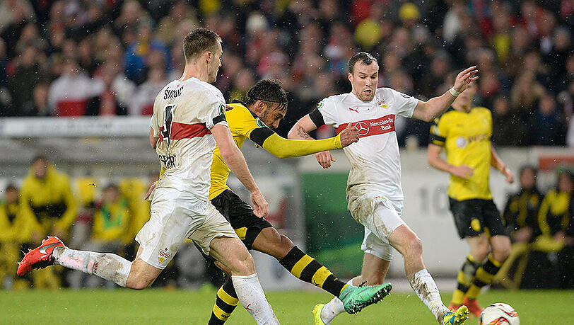 Das 2:1 für Dortmund: Torschütze Pierre-Emerick Aubameyang (Mitte) behauptet sich nach einem Traumpass von Marco Reus gegen die Stuttgarter Toni Sunjic (links) und Kevin Großkreutz (früher Dortmund). Das 2:1 für Dortmund: Torschütze Pierre-Emerick Aubameyang (Mitte) behauptet sich nach einem Traumpass von Marco Reus gegen die Stuttgarter Toni Sunjic (links) und Kevin Großkreutz (früher Dortmund).