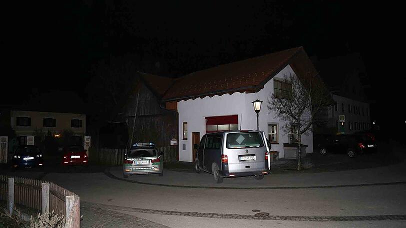 Bilder vom Sonntagabend: Siegfried Rauch sackt am Sonntag in seinem Wohnort Obersöchering südlich von München zusammen und fällt anschließend eine Treppe hinab. Der Sturz war nicht todesursächlich. Die Obduktion des Leichnams ergab: Herzversagen.