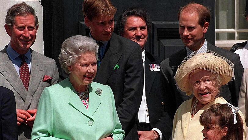 Dieses Foto entstand am 98. Geburtstag von Queen Mum (re.). Mit dabei: Die Queen, Prinz Charles, Prinz William, Prinz Edward und Prinzessin Beatrice.