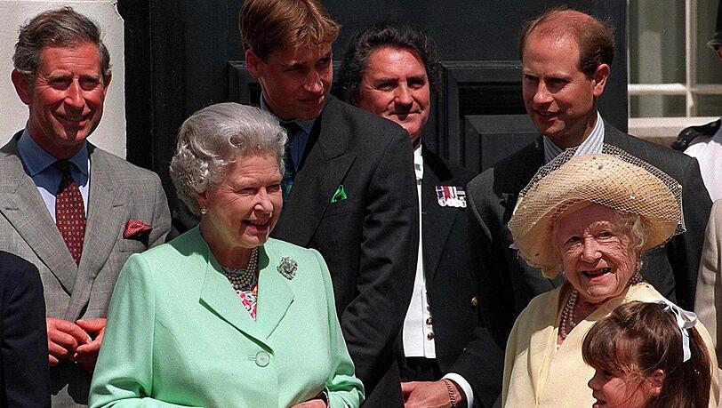 Dieses Foto entstand am 98. Geburtstag von Queen Mum (re.). Mit dabei: Die Queen, Prinz Charles, Prinz William, Prinz Edward und Prinzessin Beatrice. Dieses Foto entstand am 98. Geburtstag von Queen Mum (re.). Mit dabei: Die Queen, Prinz Charles, Prinz William, Prinz Edward und Prinzessin Beatrice.