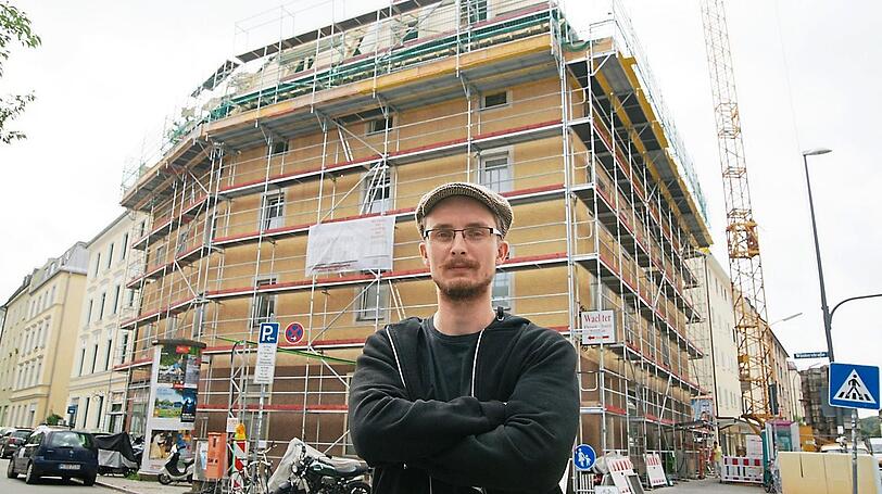 Maximilian Heisler im Sommer vor der eingerüsteten Hans-Mielich-Straße 1A.