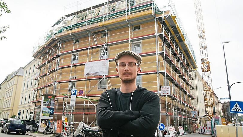 Maximilian Heisler im Sommer vor der eingerüsteten Hans-Mielich-Straße 1A. Maximilian Heisler im Sommer vor der eingerüsteten Hans-Mielich-Straße 1A.