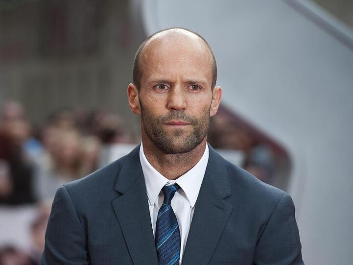 Action-Star Jason Statham punktet bei der #bottlecapchallenge.