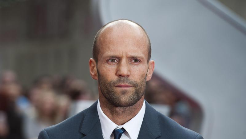 Action-Star Jason Statham punktet bei der #bottlecapchallenge. Action-Star Jason Statham punktet bei der #bottlecapchallenge.