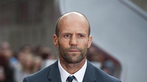 Action-Star Jason Statham punktet bei der #bottlecapchallenge.