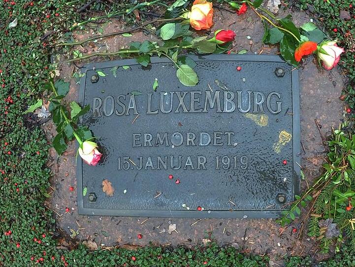 Gedenktafel für Rosa Luxemburg auf dem Zentralfriedhof Friedrichsfelde in Berlin.