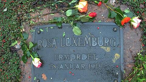 Gedenktafel für Rosa Luxemburg auf dem Zentralfriedhof Friedrichsfelde in Berlin.