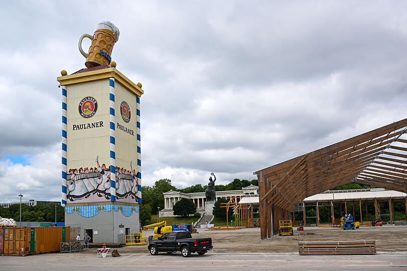 Blick auf den Aufbau des Paulaner Zelts: So weit ist man auf der Wiesn 2024 schon nach nicht einmal einer Woche.