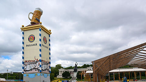 Blick auf den Aufbau des Paulaner Zelts: So weit ist man auf der Wiesn 2024 schon nach nicht einmal einer Woche.