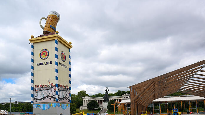 Blick auf den Aufbau des Paulaner Zelts: So weit ist man auf der Wiesn 2024 schon nach nicht einmal einer Woche.