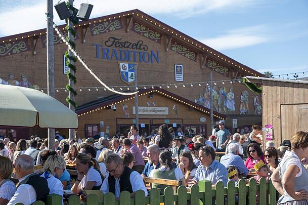 2023 sind die Biergärten nicht nur auf der Oidn Wiesn täglich voll: Neben Bier wird wegen der Hitze viel Wasser getrunken. 2023 sind die Biergärten nicht nur auf der Oidn Wiesn täglich voll: Neben Bier wird wegen der Hitze viel Wasser getrunken.
