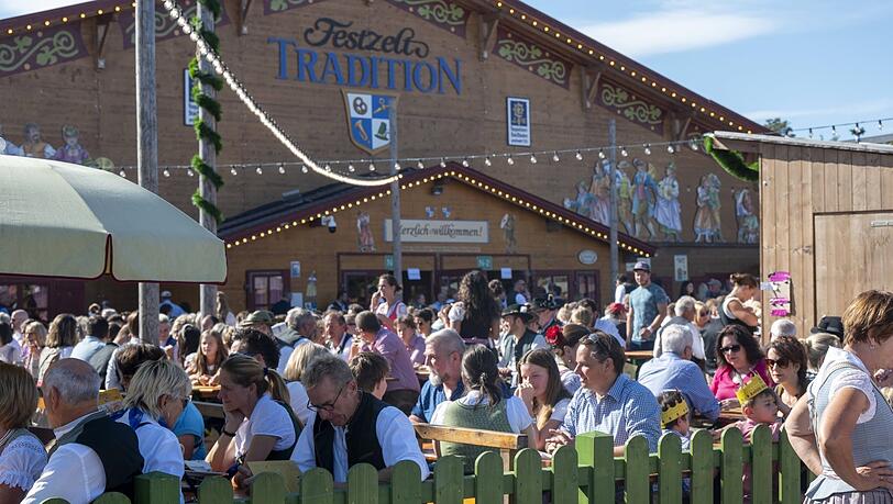 2023 sind die Biergärten nicht nur auf der Oidn Wiesn täglich voll: Neben Bier wird wegen der Hitze viel Wasser getrunken.