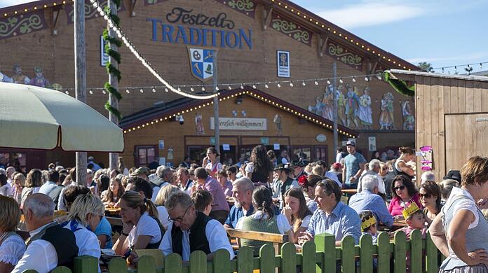 2023 sind die Biergärten nicht nur auf der Oidn Wiesn täglich voll: Neben Bier wird wegen der Hitze viel Wasser getrunken.