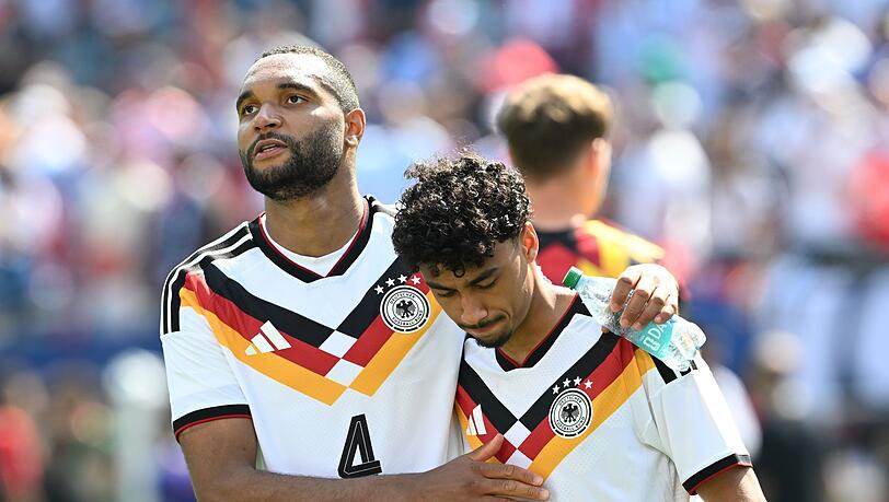 Bald auch im Verein Teamkollegen: Jonathan Tah (links) und der offenbar vom FC Bayern umworbene Nathaniel Brown (rechts). Bald auch im Verein Teamkollegen: Jonathan Tah (links) und der offenbar vom FC Bayern umworbene Nathaniel Brown (rechts).