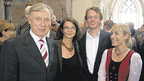 Bundespräsident Horst Köhler überreichte den AZ-Redakteuren Katharina Rieger, Georg Thanscheidt und Natalie Kettinger (v. li.) den Preis. Foto: Martin Stollberg