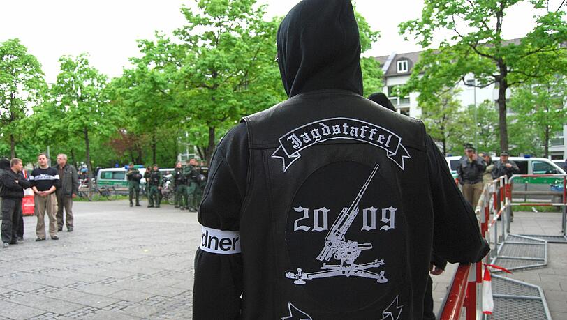 Militantes Auftreten: Mitglieder der "Jagdstaffel D.S.T" treffen sich im Mai 2010 in Fürstenried. Militantes Auftreten: Mitglieder der "Jagdstaffel D.S.T" treffen sich im Mai 2010 in Fürstenried.