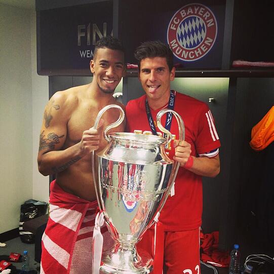 Wer lacht schöner? Jerome Boateng und Mario Gomez freuen sich über den Pokal.