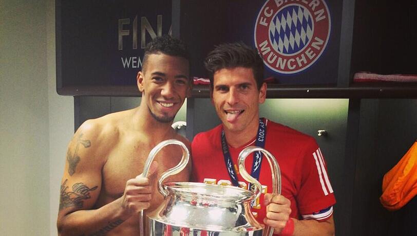 Wer lacht schöner? Jerome Boateng und Mario Gomez freuen sich über den Pokal. Wer lacht schöner? Jerome Boateng und Mario Gomez freuen sich über den Pokal.