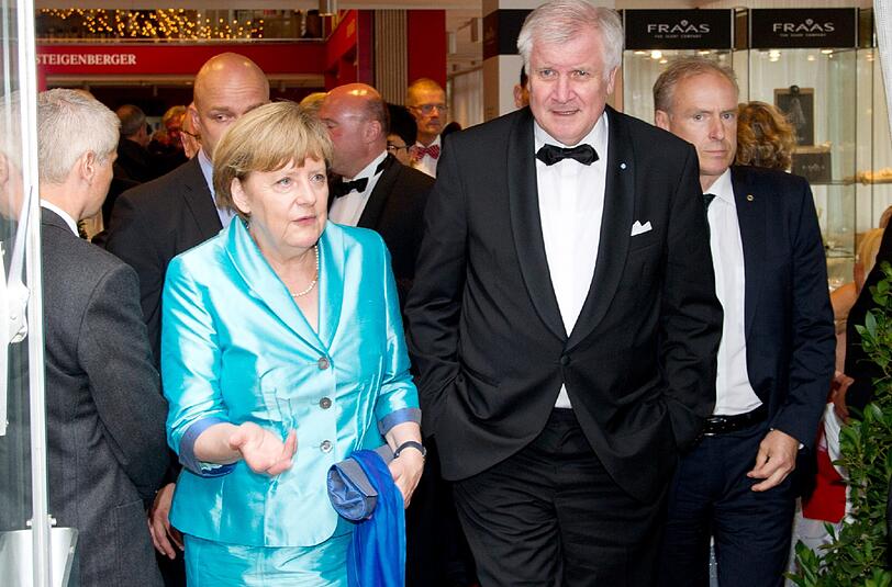 Bundeskanzlerin Angela Merkel und Bayerns Ministerpräsident Horst Seehofer verlassen das Hotel Steigenberger während der Pause bei den Bayreuther Festspielen