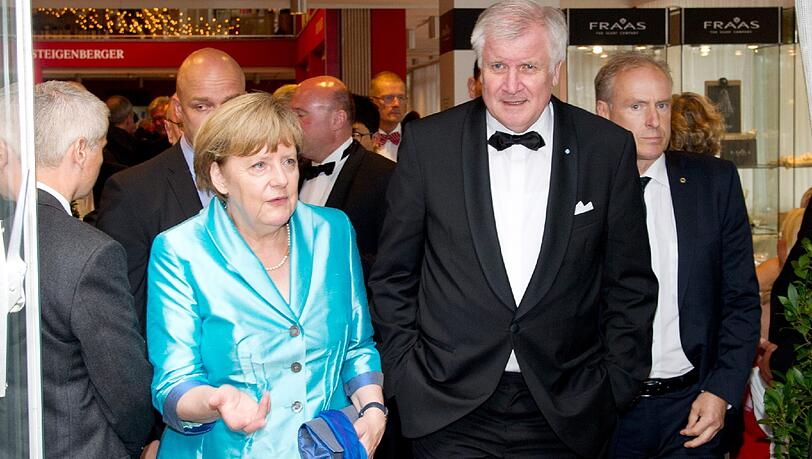 Bundeskanzlerin Angela Merkel und Bayerns Ministerpräsident Horst Seehofer verlassen das Hotel Steigenberger während der Pause bei den Bayreuther Festspielen Bundeskanzlerin Angela Merkel und Bayerns Ministerpräsident Horst Seehofer verlassen das Hotel Steigenberger während der Pause bei den Bayreuther Festspielen