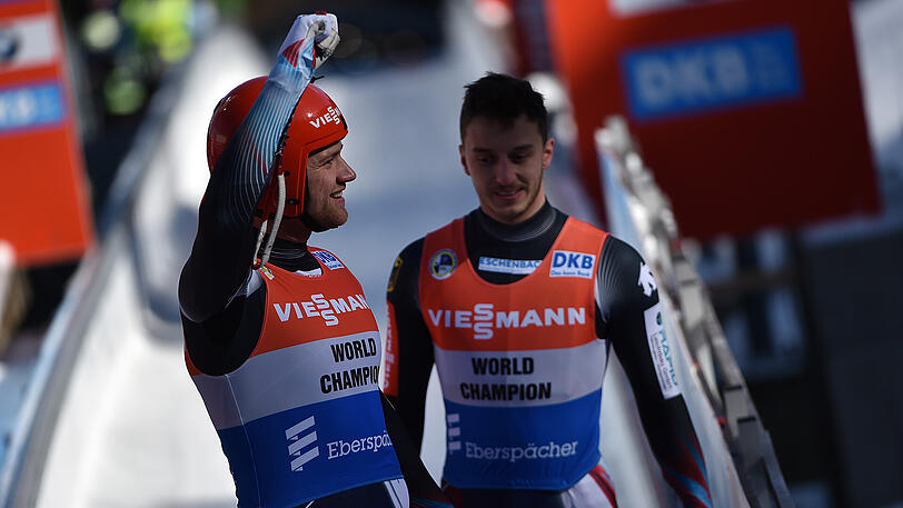 So sehen Sieger aus: Toni Eggert (links) und Sascha Benecken beim Rodel-Weltcup im DKB-Eiskanal in Altenberg.