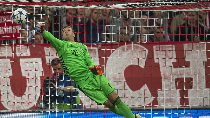 Manuel Neuer: Note 2. Nach Fuß-OP wieder fit und gleich Bayerns großer
Rückhalt mit vielen Paraden. Lenkte Benzemas Kopfball an die Latte
(18.), parierte Ronaldos Knaller (42.). Beim 1:1 ohne Chance, beim 1:2
unglücklich. Manuel Neuer: Note 2. Nach Fuß-OP wieder fit und gleich Bayerns großer
Rückhalt mit vielen Paraden. Lenkte Benzemas Kopfball an die Latte
(18.), parierte Ronaldos Knaller (42.). Beim 1:1 ohne Chance, beim 1:2
unglücklich.