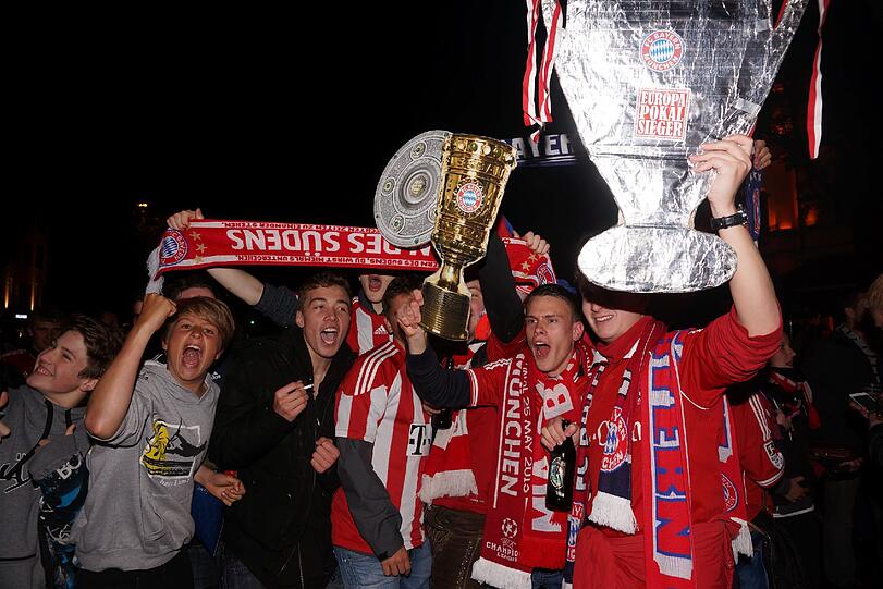 Auf der Leopoldstraße in München feiern Fans des FC Bayern München den Sieg im DFB-Pokal gegen den VfB Stuttgart.