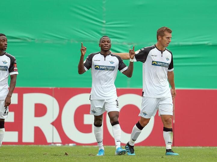 Streli Mamba (M) aus Paderborn feiert seinen Treffer zum zwischenzeitlichen 3:1.