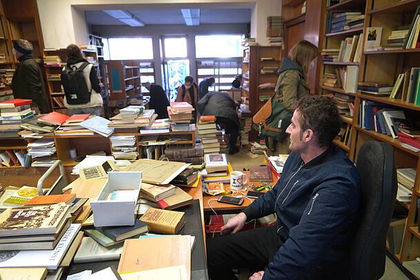 Bücherberge - und Bücherwürmer, die nach Schätzen suchen. Bücherberge - und Bücherwürmer, die nach Schätzen suchen.