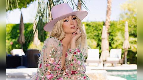 Paris Hilton darf mit ihren Looks beim Coachella-Festival nicht fehlen: Hier vereint sie gleich mehrere Trends - Cowboy Core, Transparenz und süße Girly Ästhetik.
