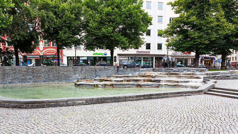Schon ein paar Bäume, gerne auch in Verbindung mit Wasser, wie hier am Rindermarkt, helfen die Temperaturen zu senken. Schon ein paar Bäume, gerne auch in Verbindung mit Wasser, wie hier am Rindermarkt, helfen die Temperaturen zu senken.