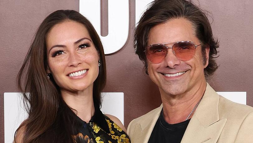 John Stamos mit Ehefrau Caitlin McHugh bei einem Event im Mai 2026 in Los Angeles. John Stamos mit Ehefrau Caitlin McHugh bei einem Event im Mai 2026 in Los Angeles.