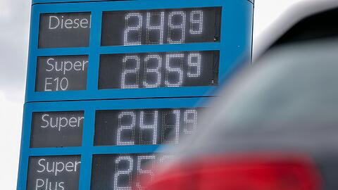 Steigende Energiepreise treiben seit Monaten die Teuerungsrate in Deutschland, Verbraucher merken das an der Tankstelle. (Archivbild)
