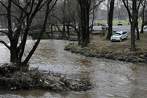 Eine klebrige Masse bahnt sich ihren Weg auf dem Lambro in Richtung Po. Der Schaden an der Umwelt ist nicht zu ermessen.