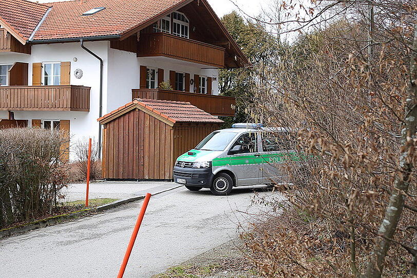 Bilder vom großen SEK-Einsatz in Chieming. Ein 54-jähriger Mann verschanzte sich schwer bewaffnet in seiner Wohnung.