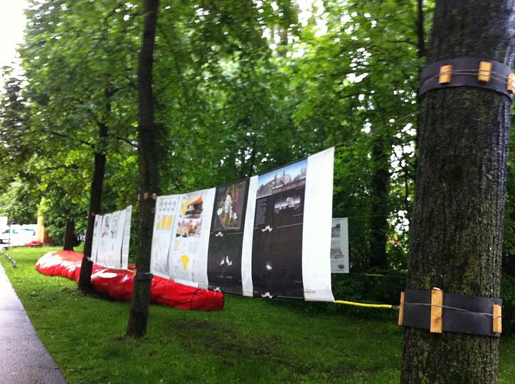 An der Wittelsbacherstraße kündigen die Urbanauten ihr Kunstprojekt an.