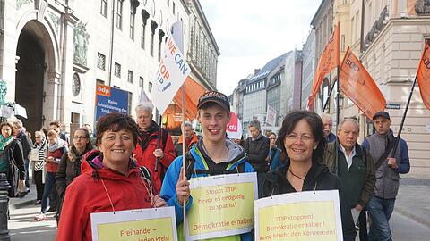 "Freihandel - nicht um jeden Preis" - Die Demo-Teilnehmer präsentierten die verschiedenesten Plakate und Banner.