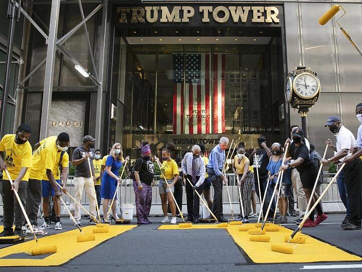 Der Schriftzug "Black Lives Matter" wird auf die Fifth Avenue vor dem Trump Tower gemalt.