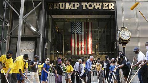 Der Schriftzug "Black Lives Matter" wird auf die Fifth Avenue vor dem Trump Tower gemalt.