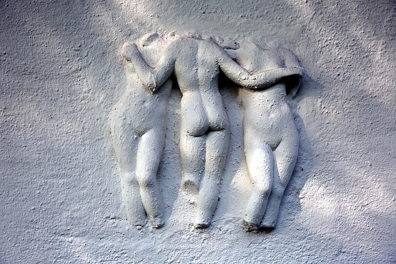 Grazien in der Hauswand.