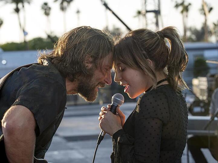 Während der Stern von Eddie Brock (Bradley Cooper) zu sinken beginnt, steigt Ally (Lady Gaga) zum Star auf.