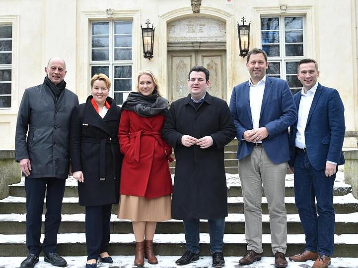 Nach dem Ende des zweitägigen Treffens der ostdeutschen Sozialdemokratie stehen Politiker vor dem Schloss in Schwante.