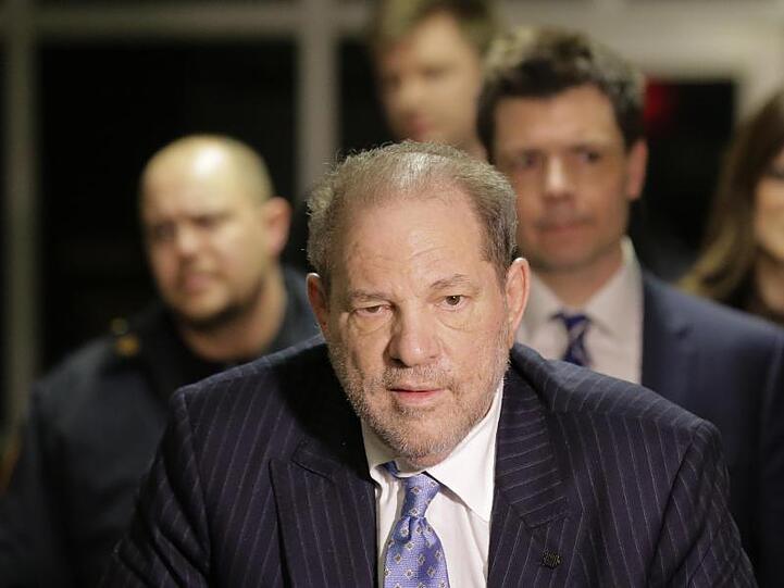 Harvey Weinstein verlässt das Gericht. Im Falle einer Verurteilung droht ihm lebenslange Haft.