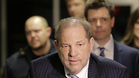 Harvey Weinstein verlässt das Gericht. Im Falle einer Verurteilung droht ihm lebenslange Haft.