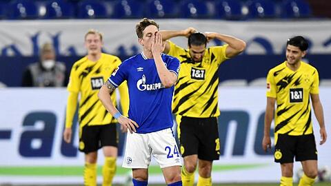 Der Schalker Bastian Oczipka (v.) ist nach einem Gegentreffer im Derby bedient.