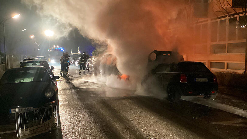 In der Cuvilliésstraße haben am Samstagmorgen mehrere Pkw gebrannt.