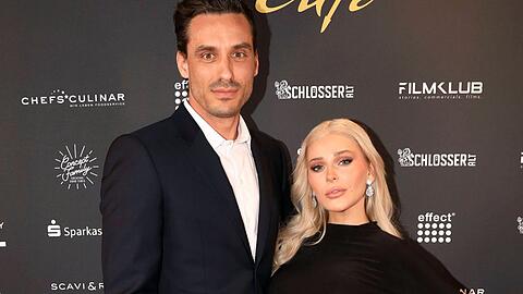 Marie Reim und Raphael Wolf in Düsseldorf auf dem roten Teppich.