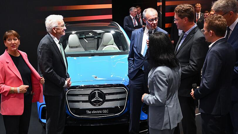 Bundeskanzler Friedrich Merz am Stand von Mercedes-Benz.