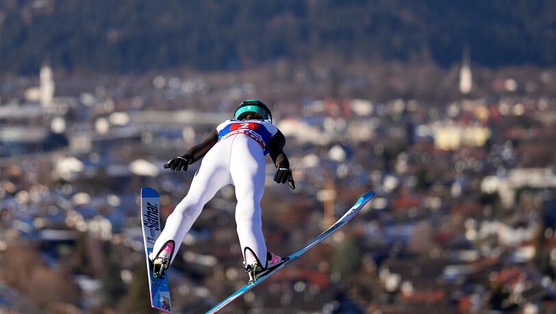 Die Slowenin Prevc fliegt der Konkurrenz davon.