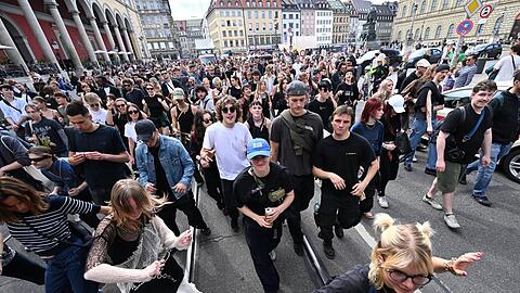 Tanz- und Partydemo: eine Krachparade am Odeonsplatz.